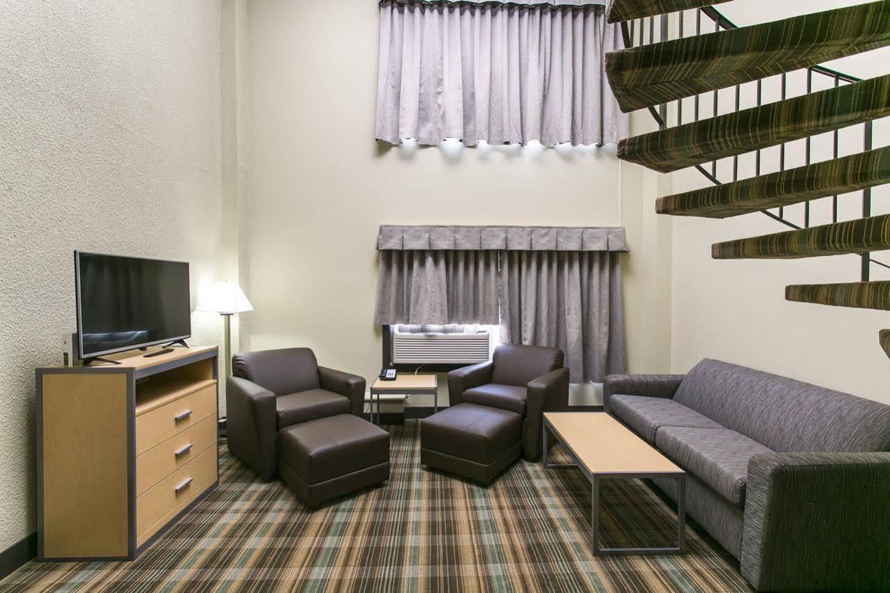Ramada By Wyndham Edmonton Yellowhead Nw Kültér fotó